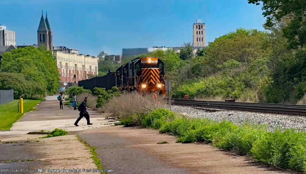 WE 7015 is shoving the empties back to the Wheeling now.